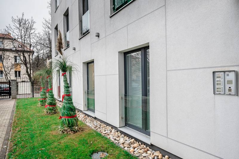 Die Fassade des Gebäudes in der Odborárska-Straße in Bratislava - Nové Mesto mit gepflegtem Grün.