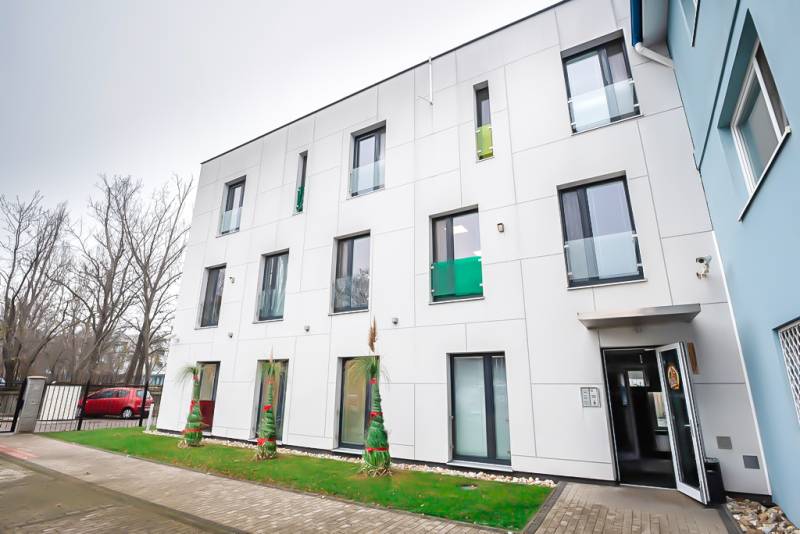 Das Äußere der Büros in der Odborárska-Straße in Bratislava - Nové Mesto mit grünem Rasen.