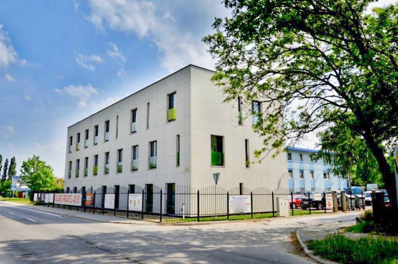 Das Bürogebäude in der Odborárska-Straße in Bratislava - Nové Mesto, umgeben von Grünflächen.