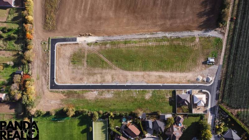 Luftaufnahme der Grundstücke in Horné Štitáre, die für Wohnzwecke vorgesehen sind.