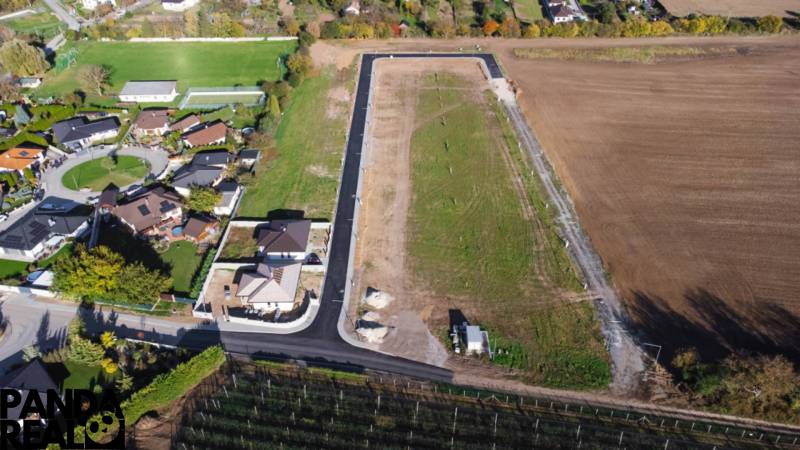 Luftaufnahme des Wohngebiets und der Baugrundstücke in Horné Štitáre.