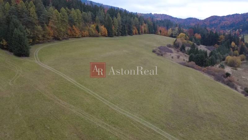 Berglandschaft mit Wiesen und Wäldern auf Erholungsgrundstücken in Lazy pod Makytou, Čertov.