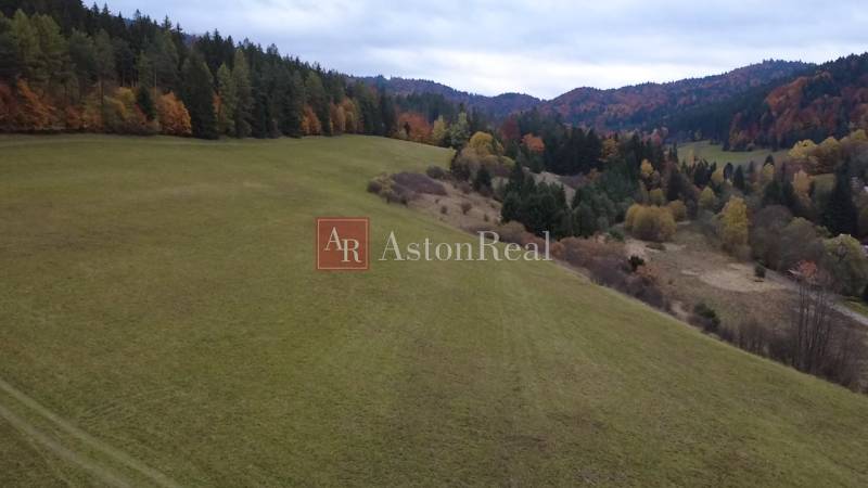 Landschaft mit Wiese und Wäldern in den Erholungsgebieten, Čertov, Lazy pod Makytou, in Herbstfarben.
