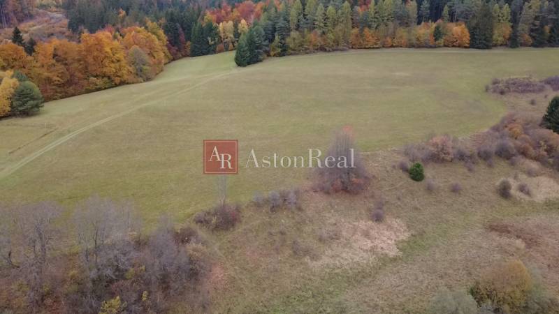 Herbstliche Szenerie von Erholungsgrundstücken in Lazy pod Makytou, Čertov, mit bunten Bäumen am Horizont.