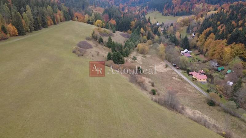 Herbstlandschaft der Erholungsgebiete in Čertov, Lazy pod Makytou mit vielfältiger Flora und lebendigen Farben.