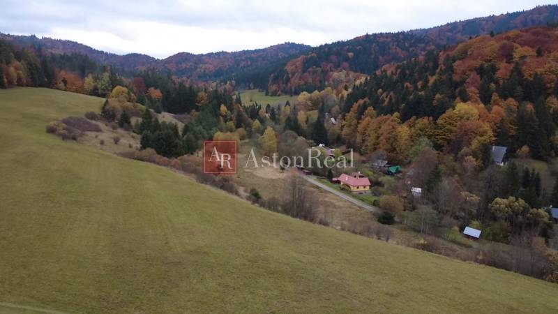 Landschaft mit Herbstwald und Häusern auf den Erholungsgrundstücken in Čertov, Lazy pod Makytou.