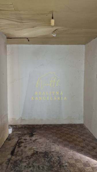 Innenraum eines Einfamilienhauses mit beschädigter Decke und Boden mit Spuren von Beschädigung.