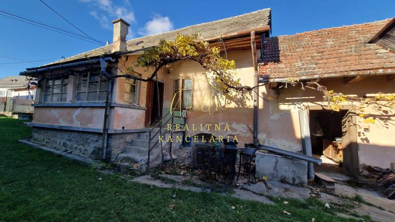 Ein Einfamilienhaus in der Okružná-Straße in Zemplínska Teplica mit Veranda und Garten.