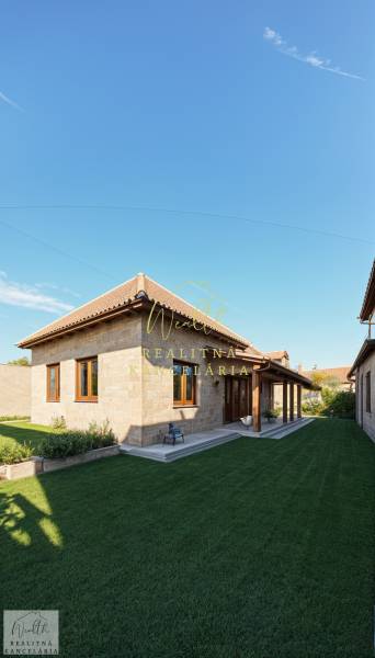 Einfamilienhaus in der Okružná-Straße in Zemplínska Teplica mit Rasen im Garten und Terrasse.