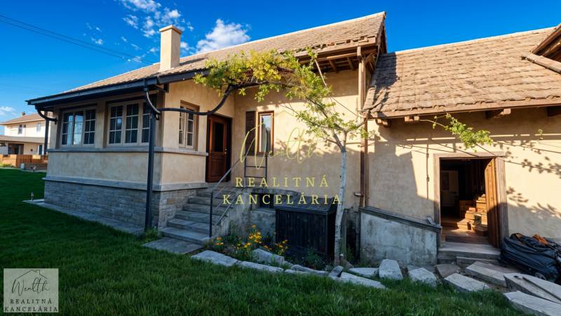 Ein Einfamilienhaus in der Okružná-Straße in Zemplínska Teplica, mit einem gepflegten Garten und Blumen.