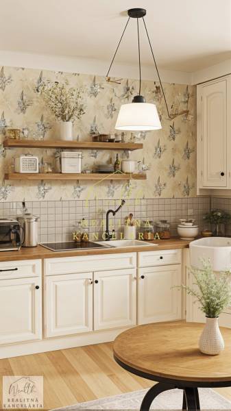 Eine Küche in einem Einfamilienhaus mit Blumen-Tapete, weißen Schränken und einem Boden in Holzoptik.