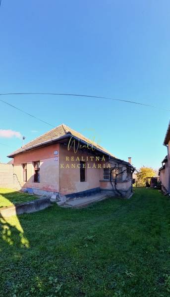 Das Einfamilienhaus in der Okružná-Straße in Zemplínska Teplica hat ein Schrägdach und einen Garten.