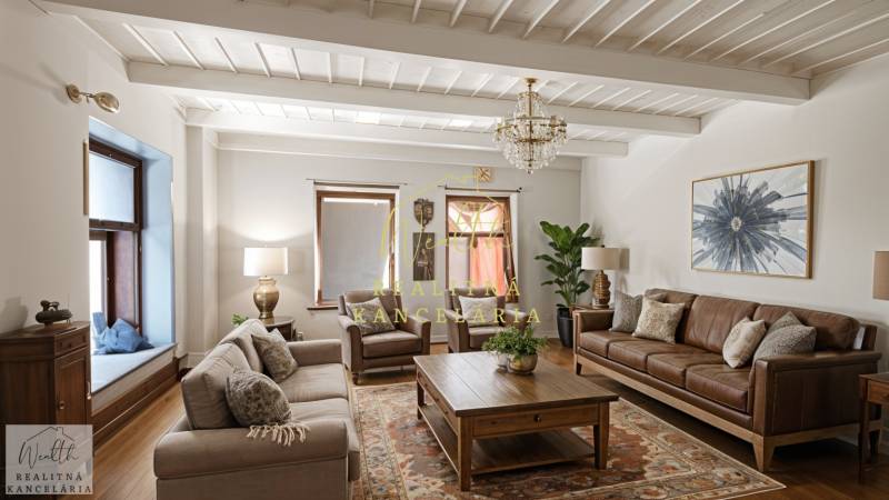 Wohnzimmer in einem Einfamilienhaus mit Ledersofa, Holzboden und Teppich.