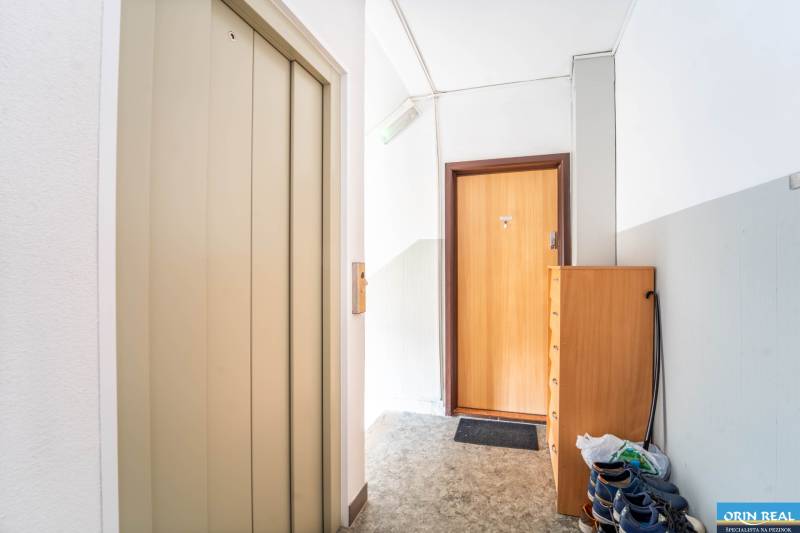 Innenraum mit Aufzug, Eingangstür, Schuhschrank in einer 3-Zimmer-Wohnung.