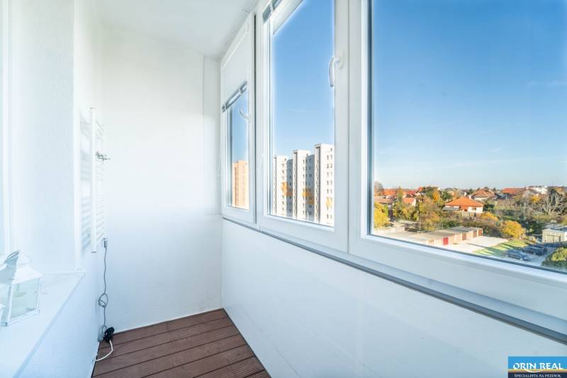 Veranda mit Glasfenstern mit Blick auf die Stadt Pezinok in einer 3-Zimmer-Wohnung in der Svätoplukova-Straße.