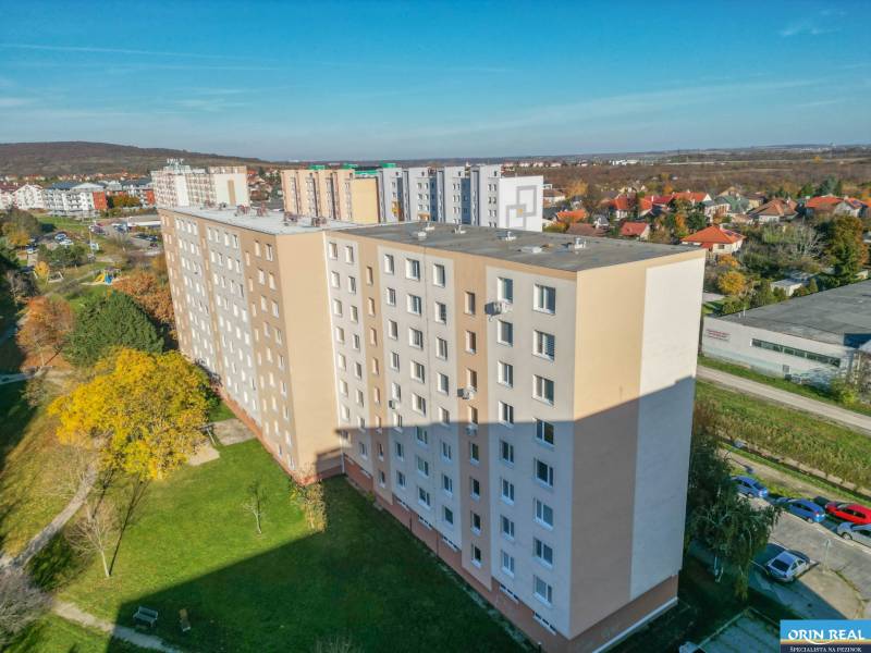 Svätoplukova Straße in Pezinok mit einem Wohnhaus für eine 3-Zimmer-Wohnung, umliegende Bäume und Grünflächen.