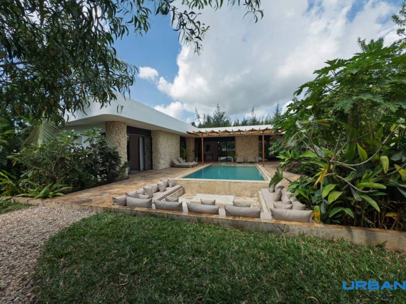 Ein Haus mit Pool, umgeben von Grün, in der Straße Paje in der Region Unguja South.