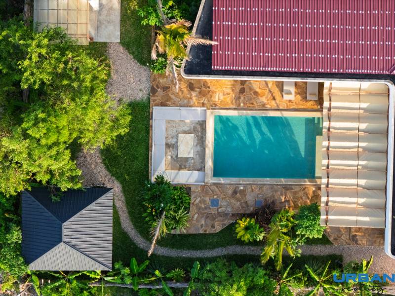 Luftaufnahme vom Bau von Häusern mit Swimmingpool in einem Vorort von Paje, Region Unguja South.