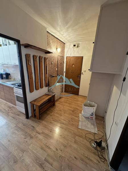 Innenraum einer 3-Zimmer-Wohnung mit Holzboden und Wandgarderobe.