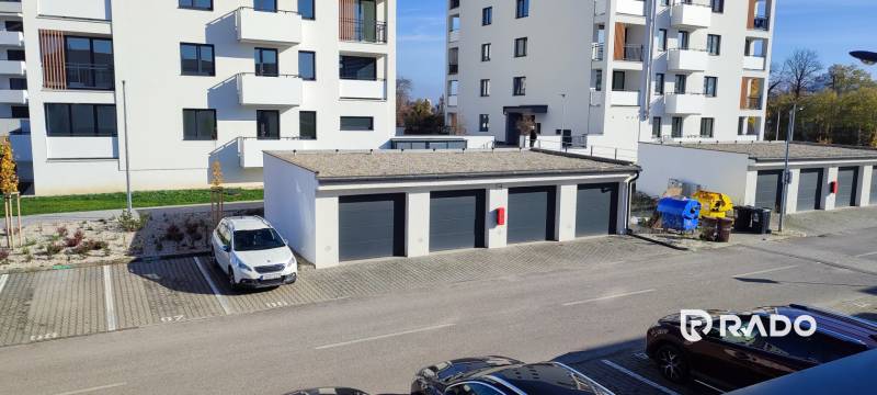 Blick auf die Predmerského-Straße in Trenčín mit Wohnhaus und Parkplätzen.