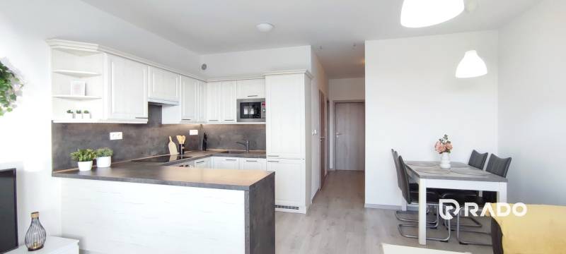 Küche und Essbereich in einer 2-Zimmer-Wohnung mit Holzboden.