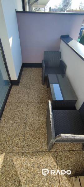 Balkon mit Sitzgelegenheit in einer 2-Zimmer-Wohnung in der Predmerského Straße in Trenčín.