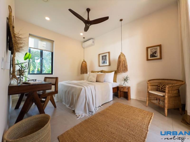 Helles Schlafzimmer mit Hängelampen und Korbmöbeln in einem Einfamilienhaus.