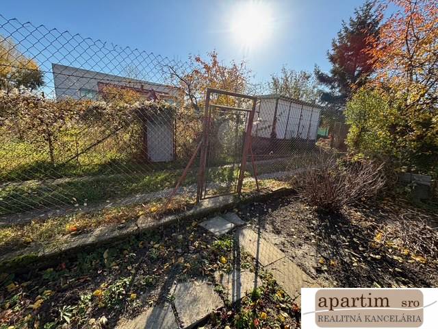 Gärten in der Mittelstraße in Bratislava-Ružinov mit Zaun und Grünflächen.
