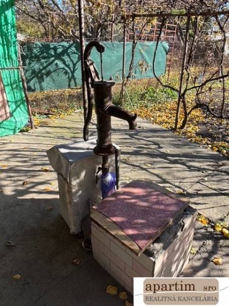 Wasserpumpe in den Gärten an der Mittelstraße in Bratislava - Ružinov im Herbst.