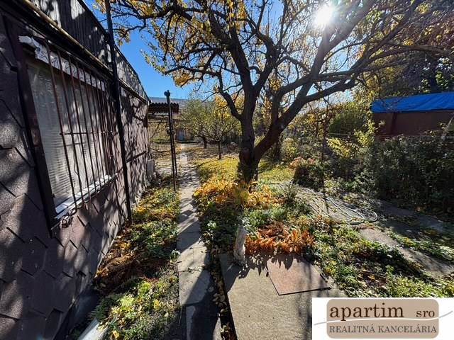 Gärten in der Mittelstraße in Bratislava – Ružinov mit Gehweg und Bäumen.