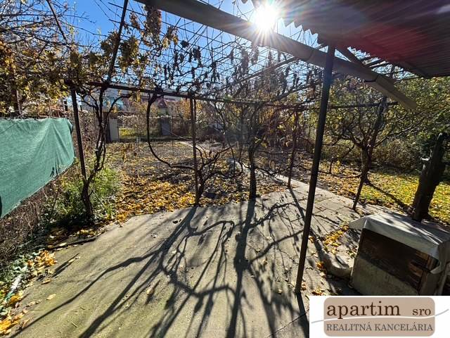 Herbstgarten in Bratislava - Ružinov in der Stredná-Straße mit einer Pergola und abgefallenen Blättern.