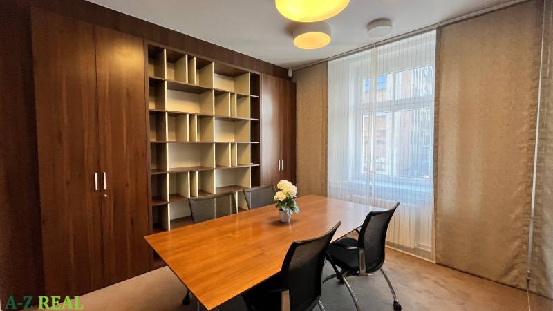 Büros mit Holzmöbeln und Konferenztisch, Boden mit Holzdekor.