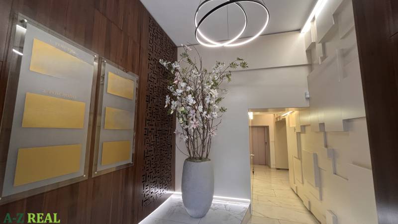 In den Büros gibt es plastische Wände, Lichtinstallationen und Dekorationen in einer Vase.