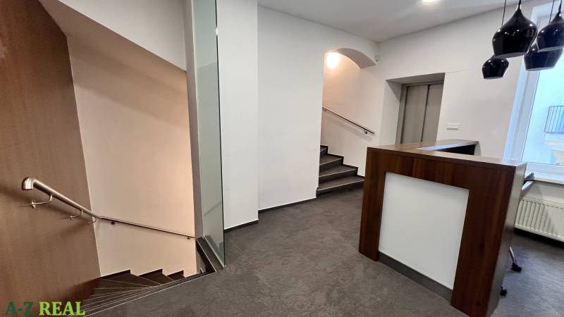 Büros mit Rezeption, Treppenhaus, Boden mit Holzdekor.