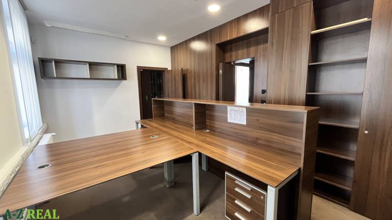 Büros mit Möbeln in Holzdekor und eingebauten Regalen.