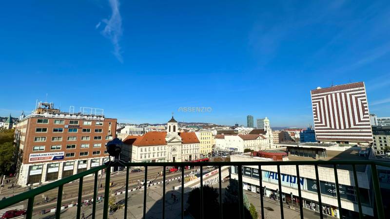 Blick auf Bratislava-Staré Mesto vom Balkon einer 3-Zimmer-Wohnung in der Dunajská-Straße.