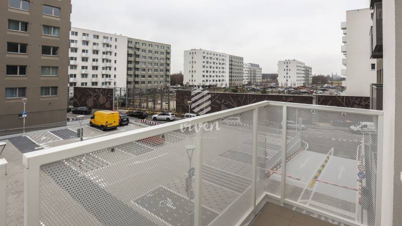 Blick vom Balkon auf der Ivánska-Straße in Bratislava - Ružinov, umgeben von Wohnhäusern.