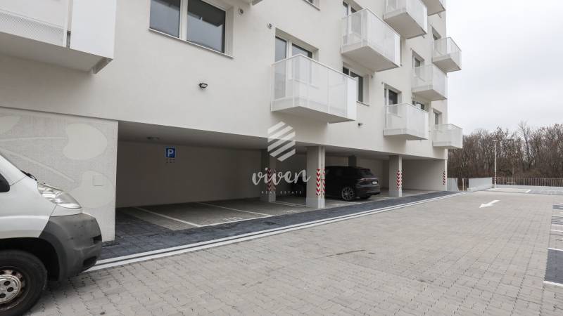 Parken unter dem Wohnhaus in der Ivánska-Straße, Bratislava - Ružinov.