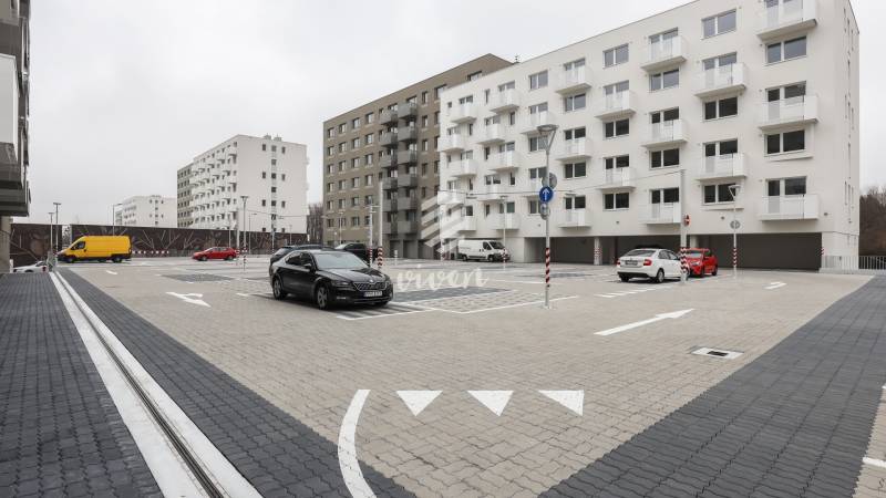 Parkplatz an der Ivánska-Straße, Bratislava - Ružinov, mit Wohngebäuden und Autos.