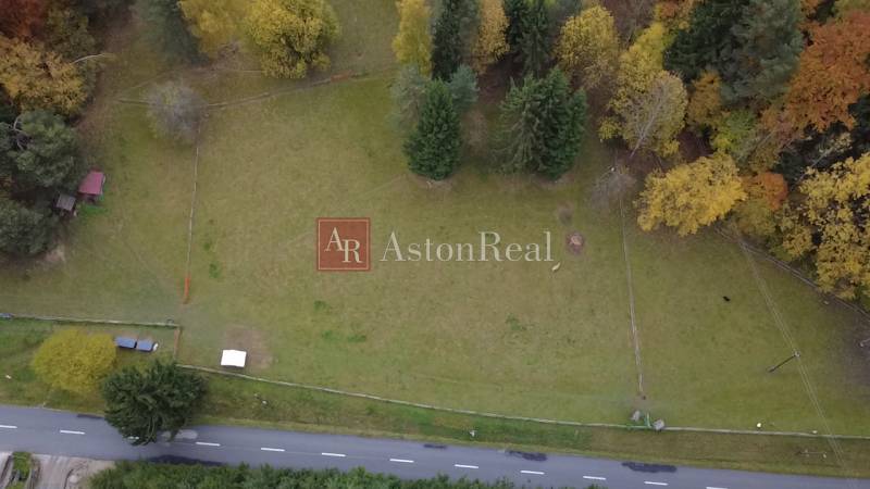 Freizeitgrundstücke in Lazy pod Makytou, Čertov, umgeben von Bäumen und einer asphaltierten Zufahrtsstraße.