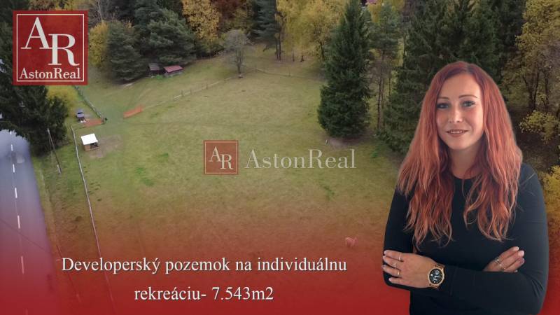 Freizeitgrundstücke auf Čertov in Lazy pod Makytou, umgeben von Natur und einer Straße.