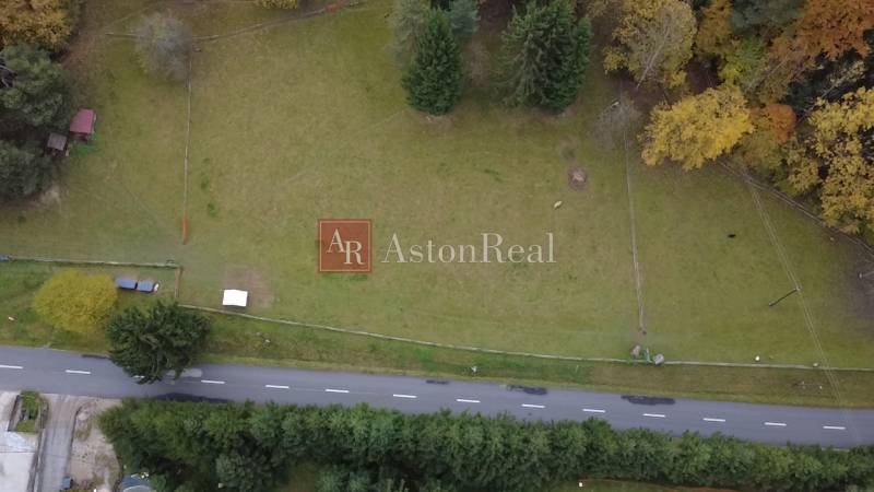 Luftaufnahme von Erholungsgrundstücken in Lazy pod Makytou, Straße Čertov, umgeben von Grün.