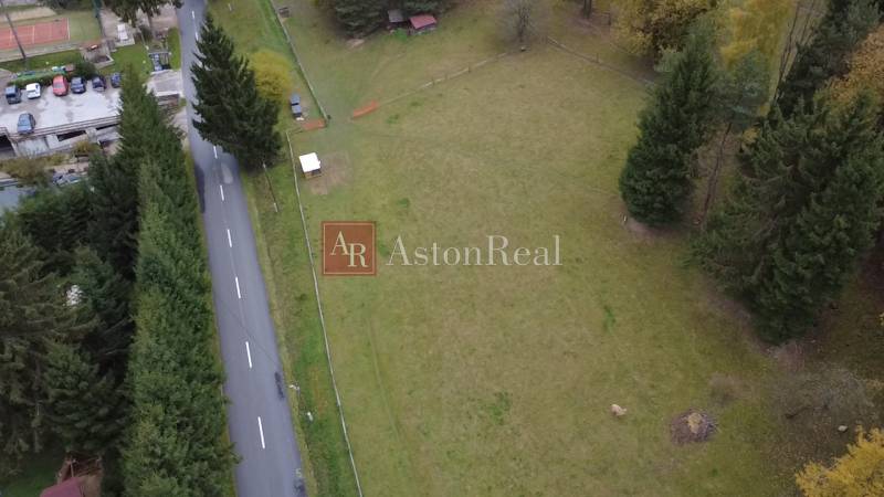 Luftaufnahme von Erholungsgrundstücken in Lazy pod Makytou, Čertov, an einer von Bäumen gesäumten Straße.