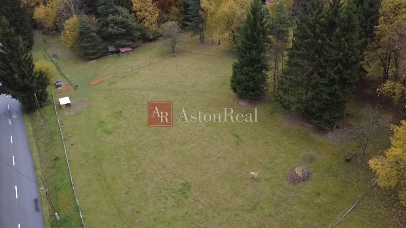 Freizeitgrundstücke auf Čertov in Lazy pod Makytou, umgeben von Natur und einer Straße.