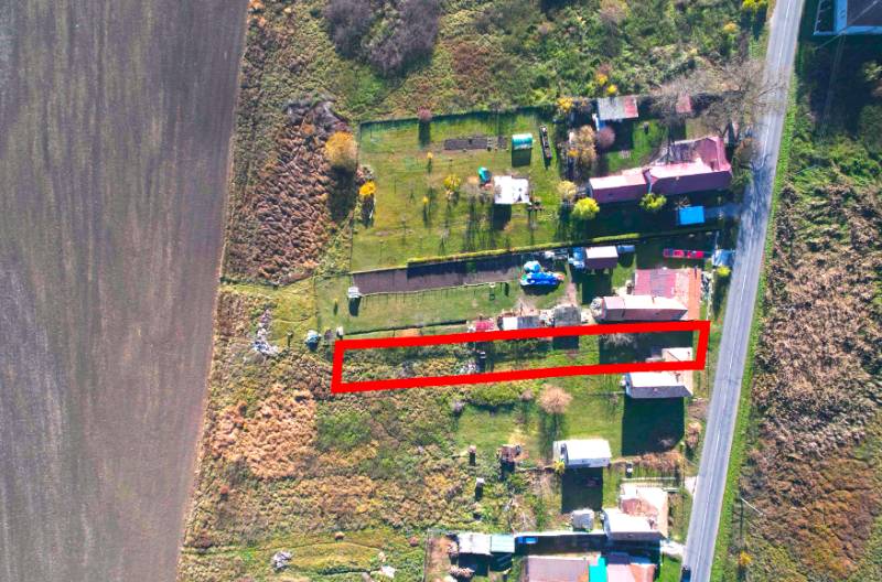 Ein Baugrundstück in Radnovce, umgeben von Natur, in der Nähe der Straße.