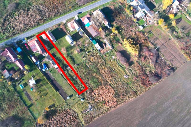 Luftaufnahme von Wohnbaugrundstücken in Radnovce, markiert mit einem roten Rechteck.