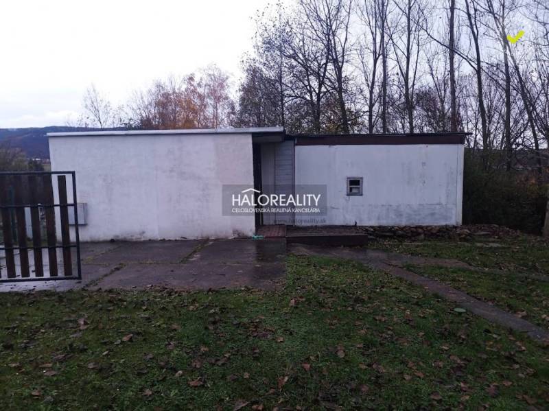 Freizeitgrundstücke in Nitrianske Rudno mit einem einfachen Bauwerk, umgeben von Natur und Bäumen.