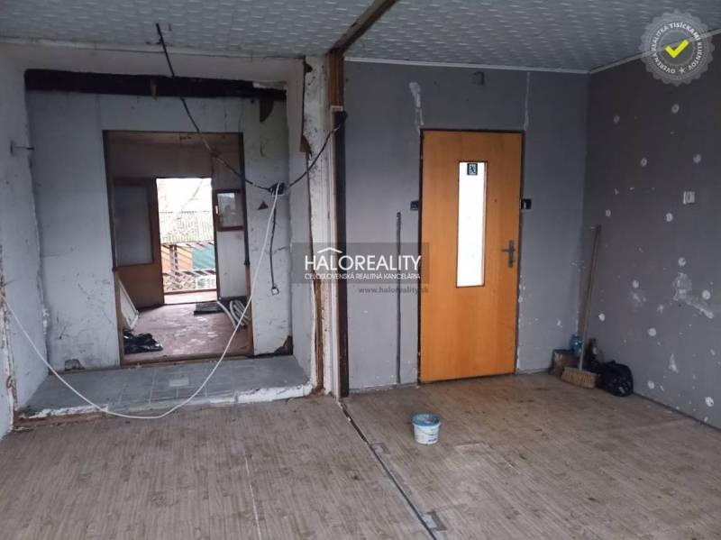 Ein Raum mit einem Boden in Holzoptik und unvollendeten Wänden auf Erholungsgrundstücken.