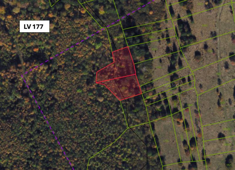 Luftaufnahme von landwirtschaftlichen und forstwirtschaftlichen Flächen in Lúčky, rot hervorgehoben.