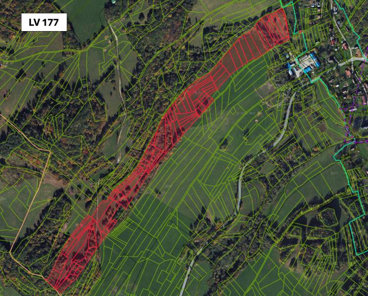 Lúčky: Landwirtschaftliche und forstwirtschaftliche Grundstücke mit hervorgehobenen Parzellen, Straßen und Bereichen in der Landschaft.